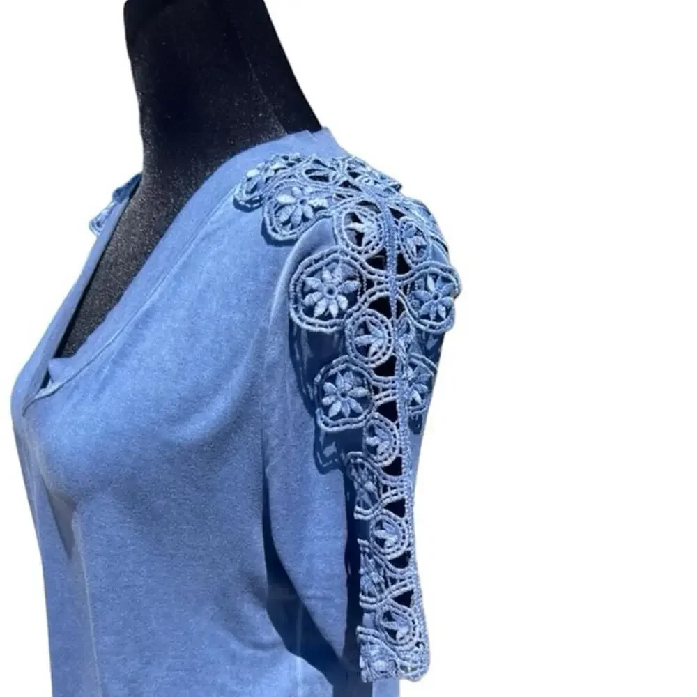 New Directions Women’s M top, blue with embroidery on sleeves